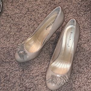 BEIGE PATENT LEATHER RUFFLE PUMPS